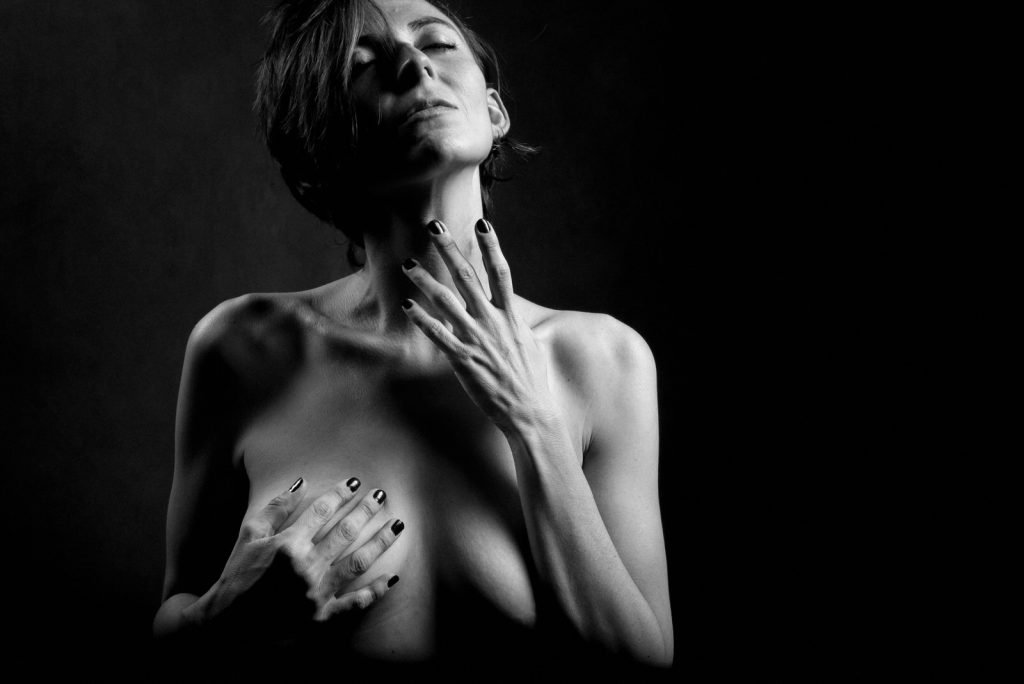 mujer abrazandose desnuda